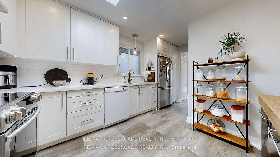 Photo 9 of 12A Delroy Drive, Etobicoke, Stonegate-Queensway — HOMEH