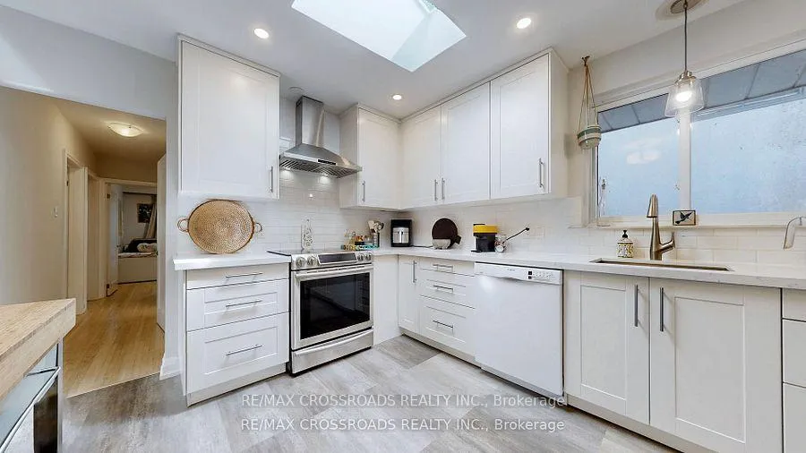 Photo 10 of 12A Delroy Drive, Etobicoke, Stonegate-Queensway — HOMEH
