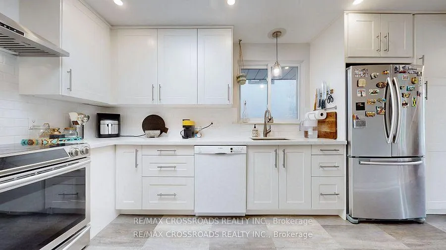 Photo 11 of 12A Delroy Drive, Etobicoke, Stonegate-Queensway — HOMEH