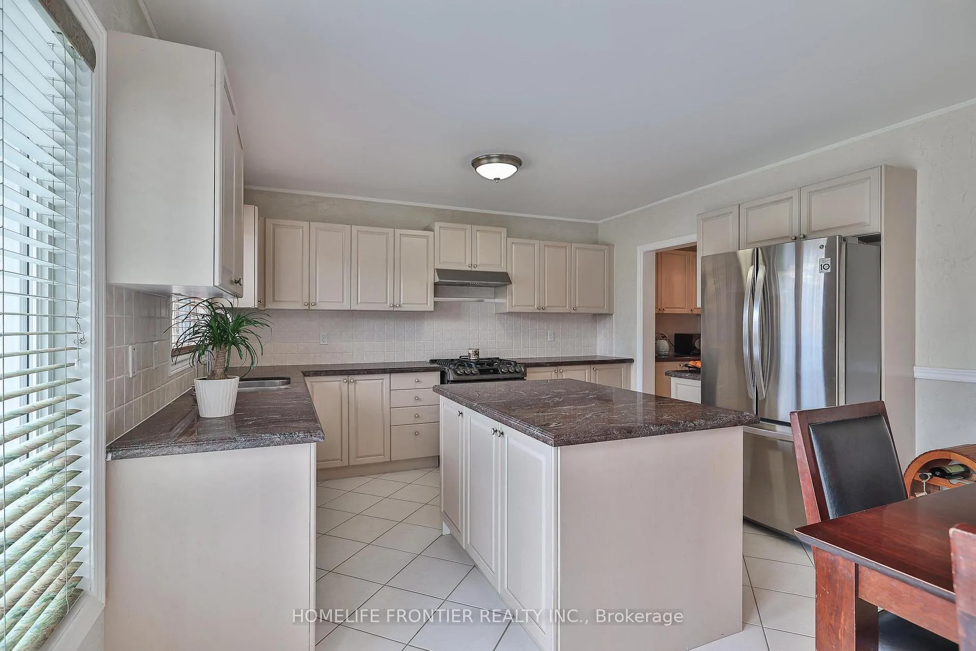 Photo 12 of 110 Red River Crescent, Newmarket, Woodland Hill — HOMEH