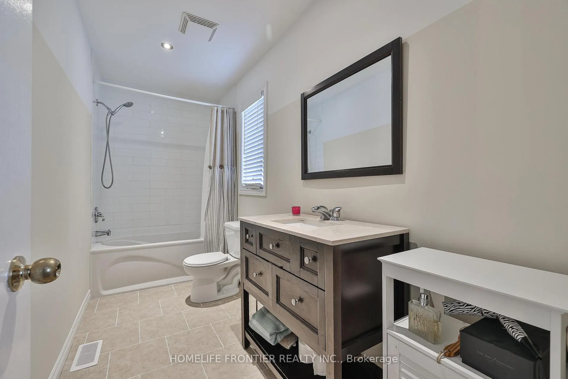 Photo 29 of 110 Red River Crescent, Newmarket, Woodland Hill — HOMEH