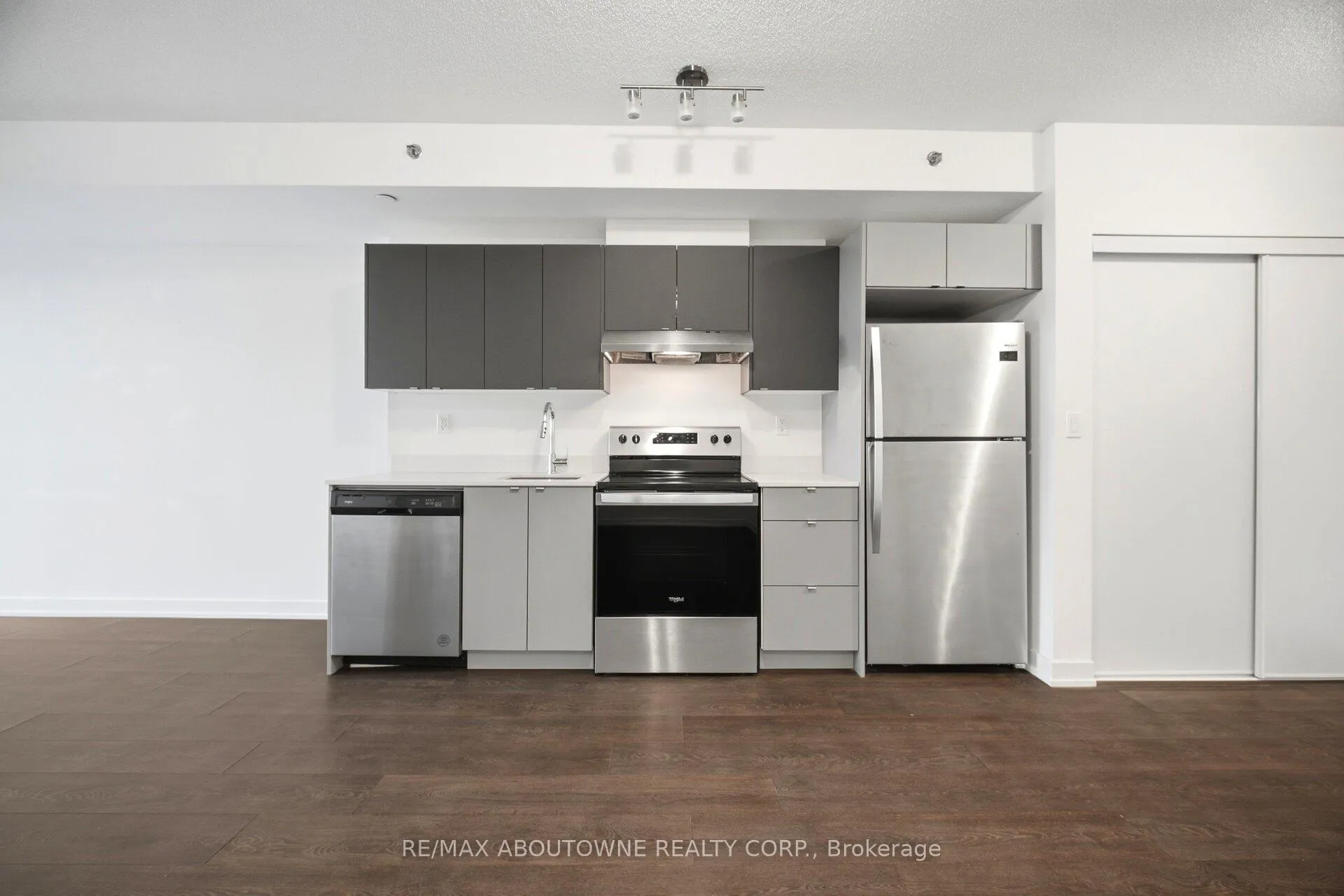 Photo 8 of Unit 508B, 3200 Dakota Common, Burlington, Alton — HOMEH