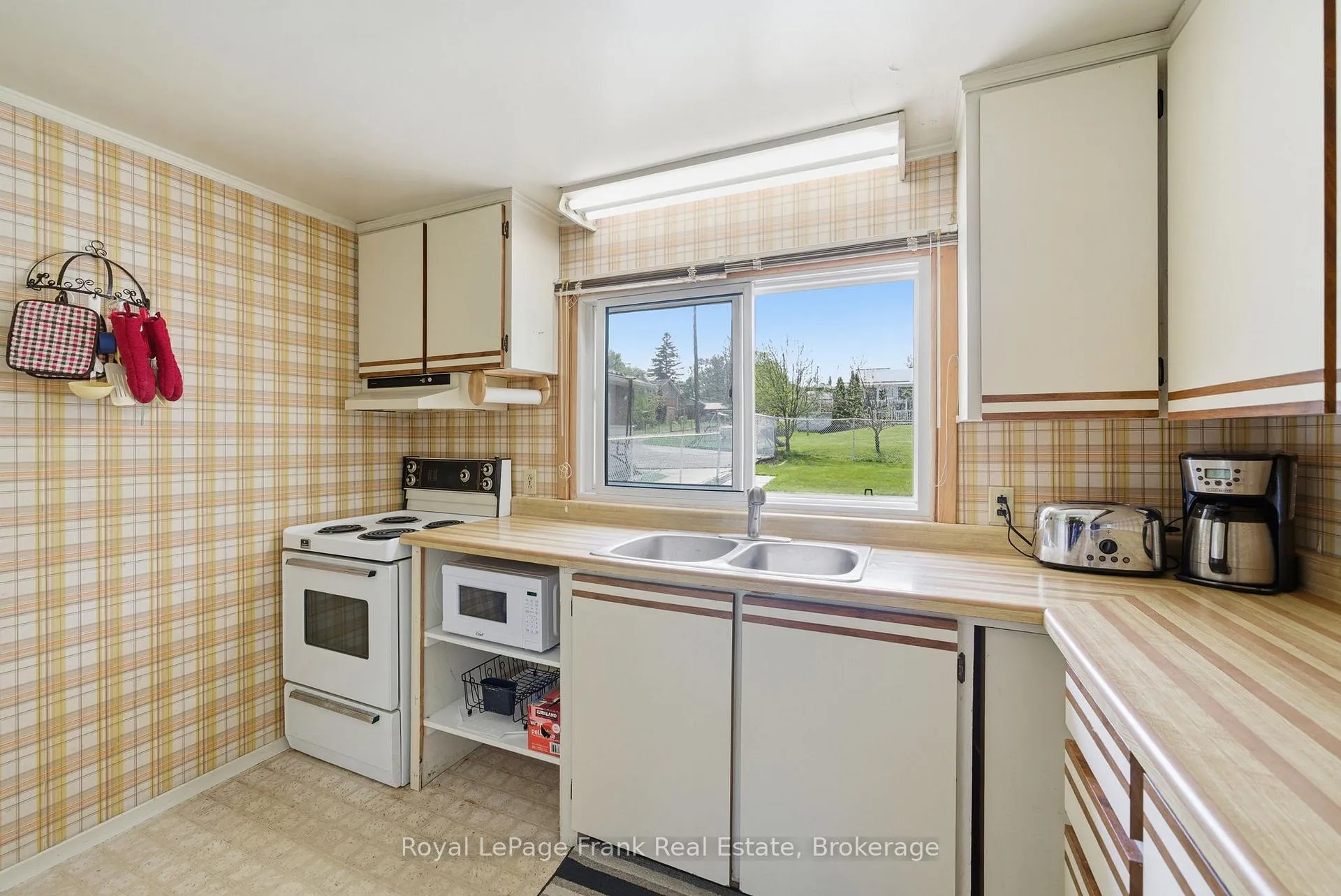 Photo 12 of 54 Butternut Drive, Kawartha Lakes, Fenelon — HOMEH