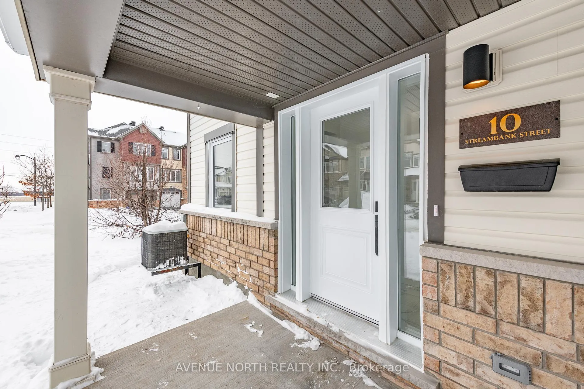 Photo 3 of 10 Streambank Street, Ottawa, Kanata - Emerald Meadows/Trailwest — HOMEH