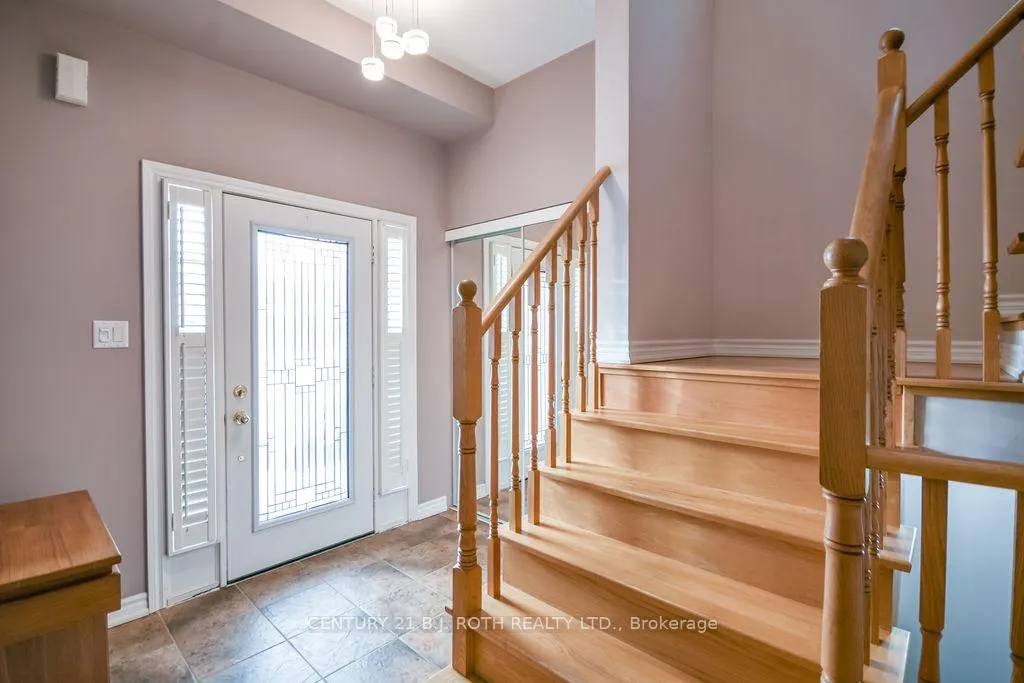 Photo 3 of 24 Connaught Lane, Barrie, Innis-Shore — HOMEH