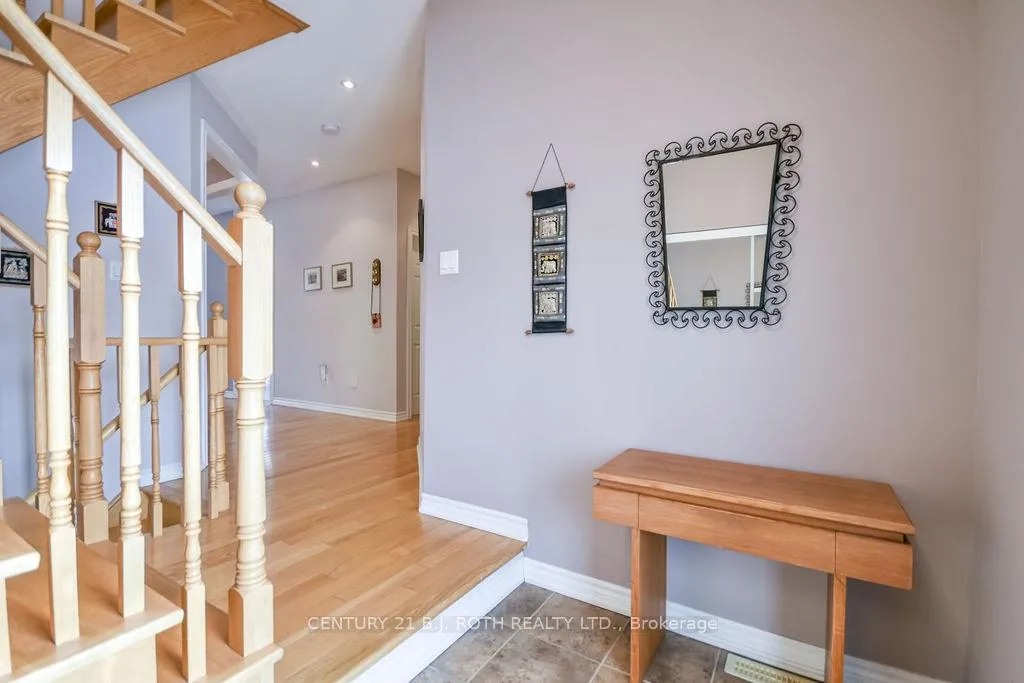 Photo 4 of 24 Connaught Lane, Barrie, Innis-Shore — HOMEH