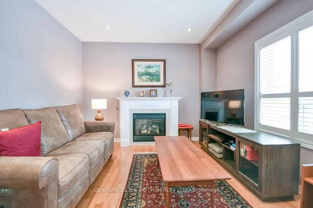 Photo 7 of 24 Connaught Lane, Barrie, Innis-Shore — HOMEH