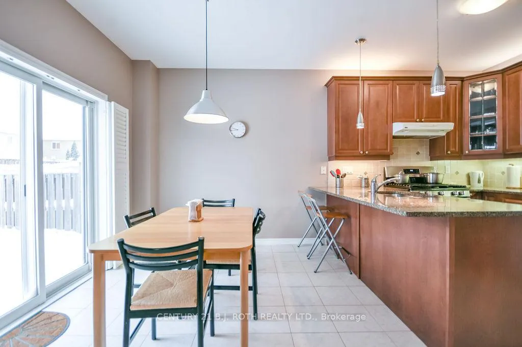 Photo 10 of 24 Connaught Lane, Barrie, Innis-Shore — HOMEH
