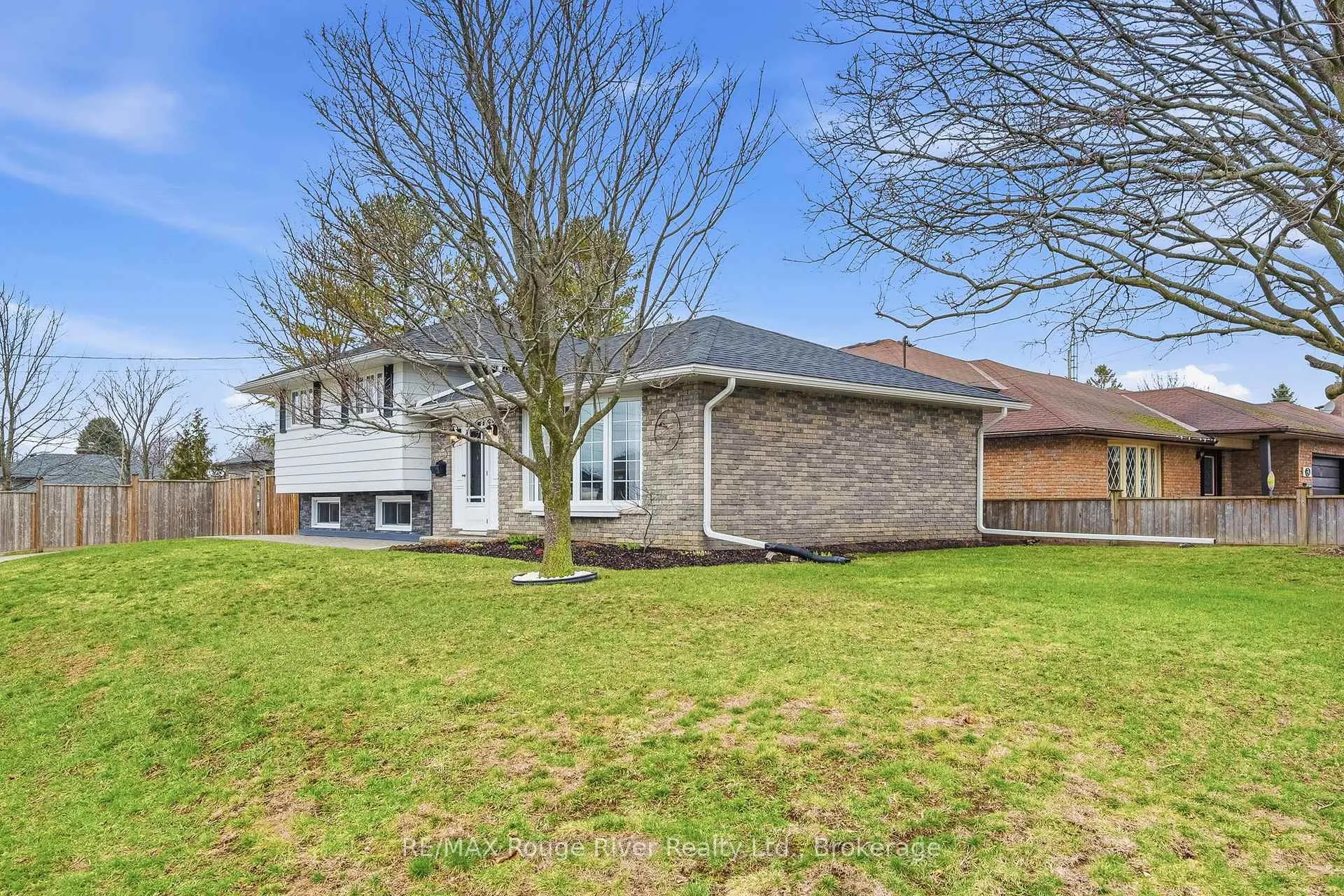 Photo 3 of 608 Elizabeth Street, Cobourg — HOMEH