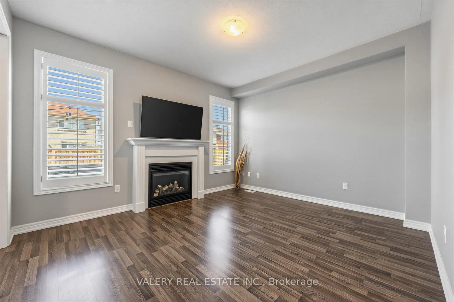 Photo 4 of 20 McDonald Crescent, Clarington, Newcastle — HOMEH