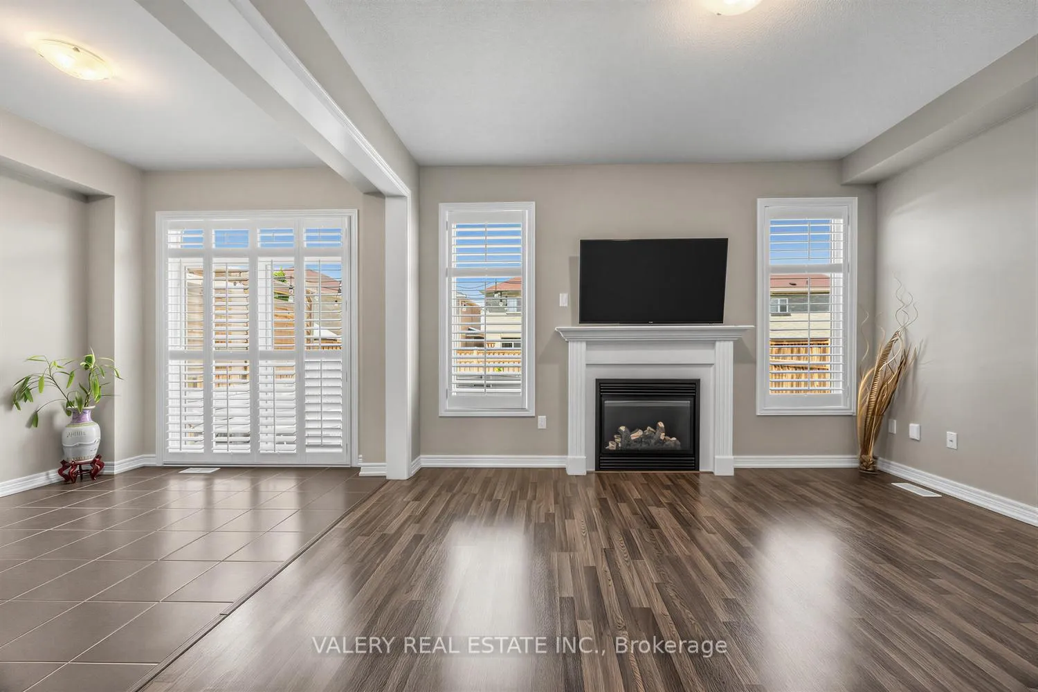 Photo 5 of 20 McDonald Crescent, Clarington, Newcastle — HOMEH