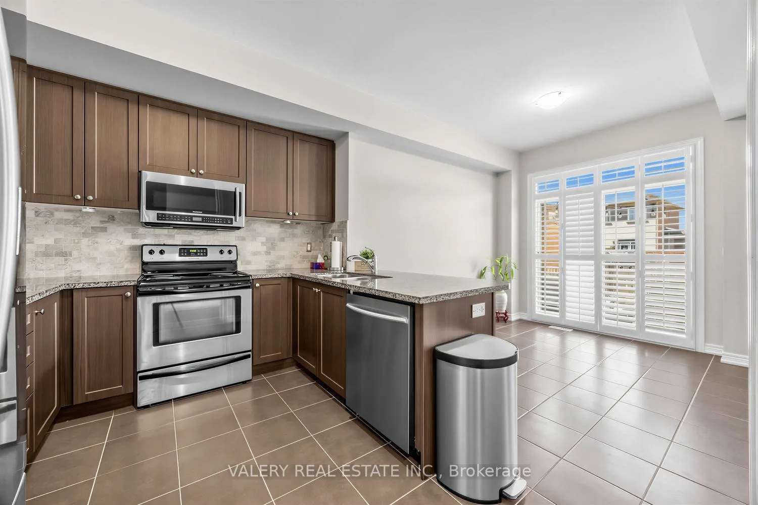 Photo 12 of 20 McDonald Crescent, Clarington, Newcastle — HOMEH