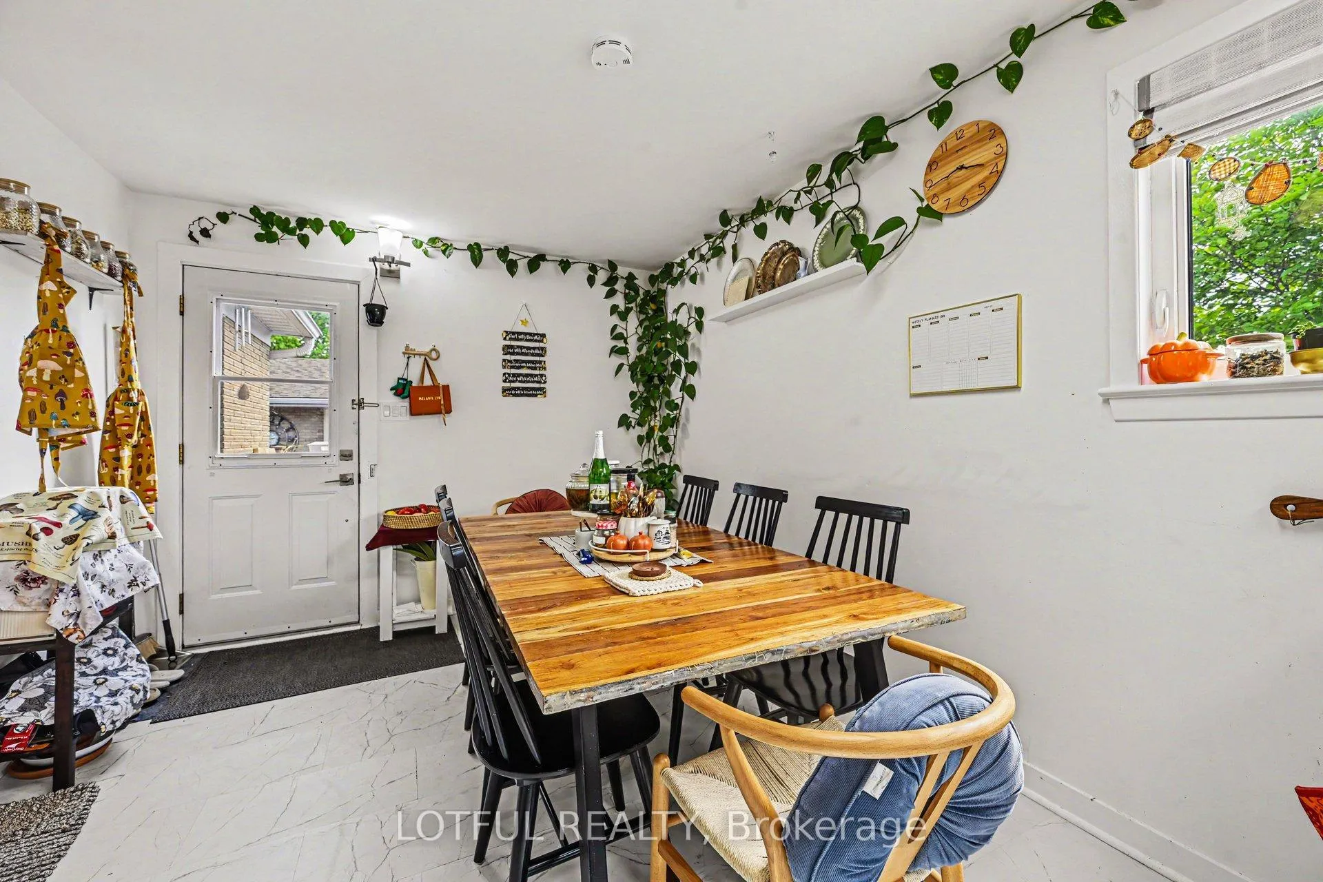 Photo 9 of 10 Cassidy Road, Ottawa, Lynwood Village — HOMEH