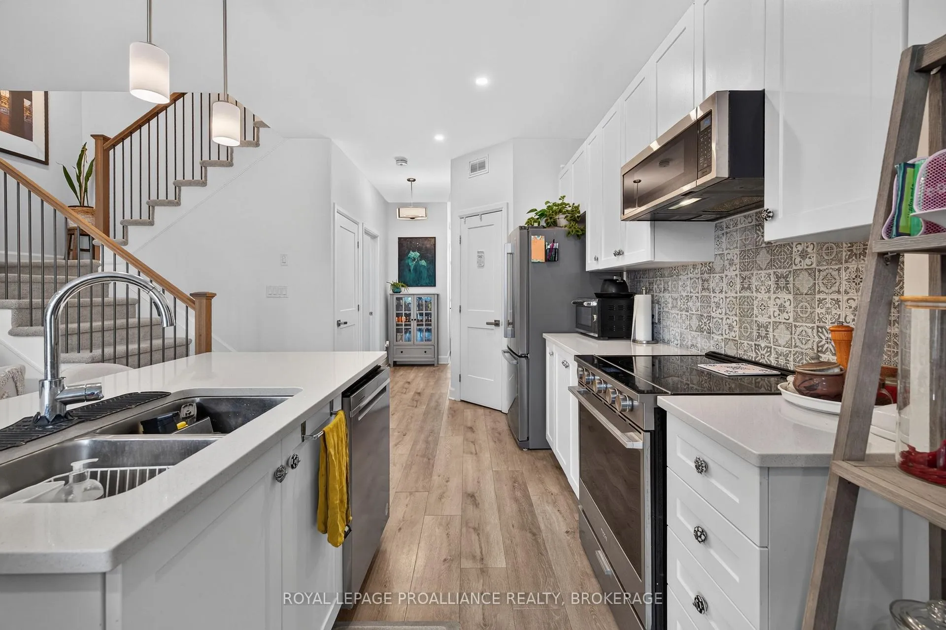 Photo 11 of 1532 Scarlet Street, Kingston, Kingston East (Incl Barret Crt) — HOMEH