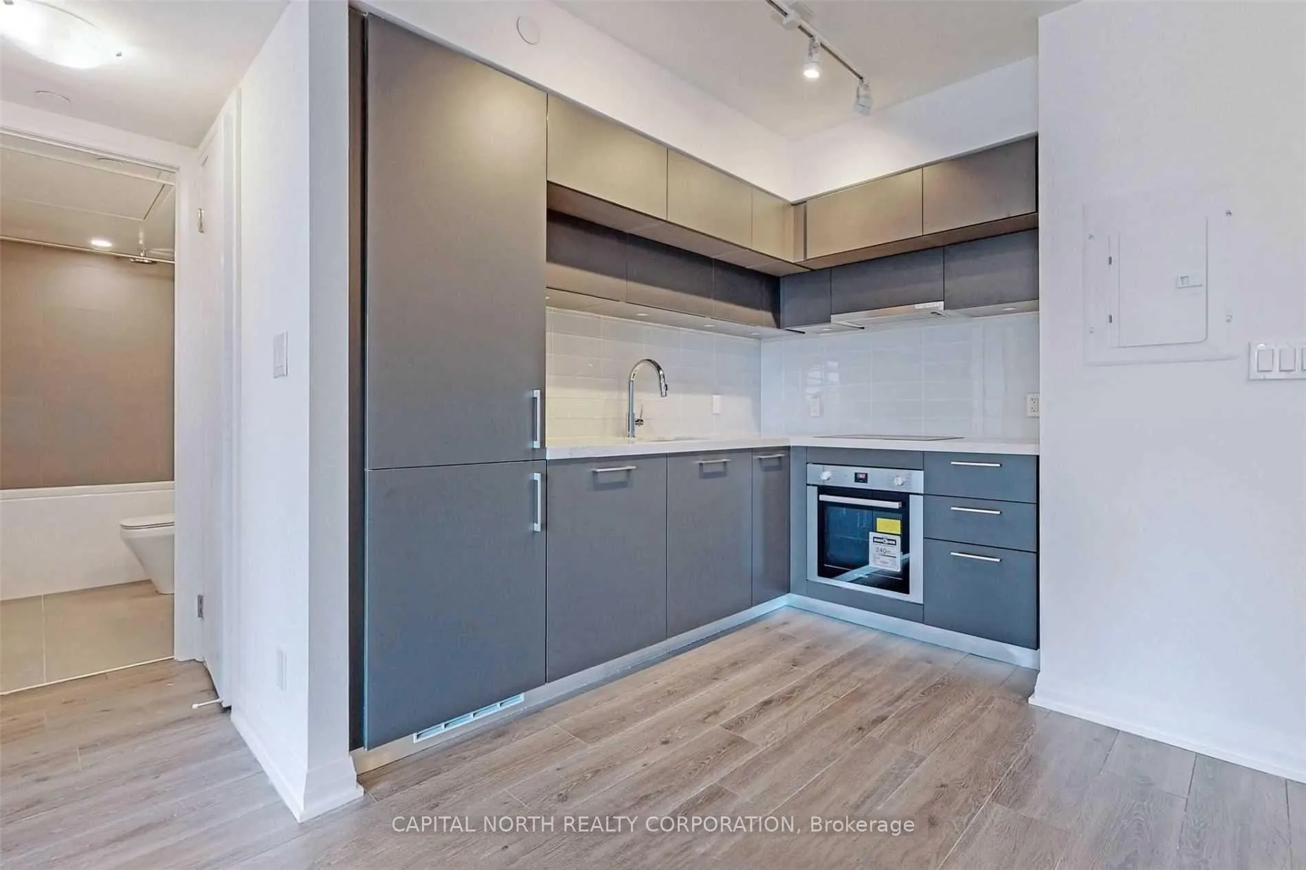 Photo 4 of Unit 403, 99 Foxbar Drive, Toronto, Yonge-St. Clair — HOMEH