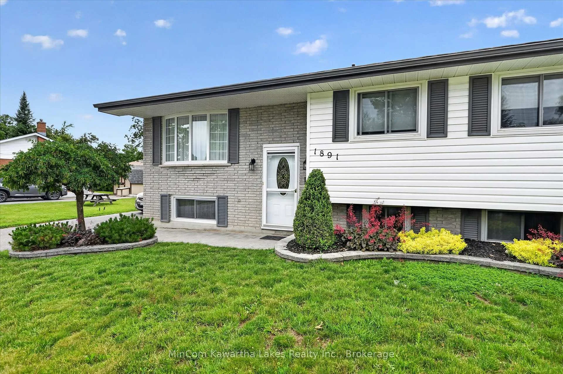 Photo 3 of 1891 Croftdale Crescent, Peterborough, Monaghan Ward 2 — HOMEH