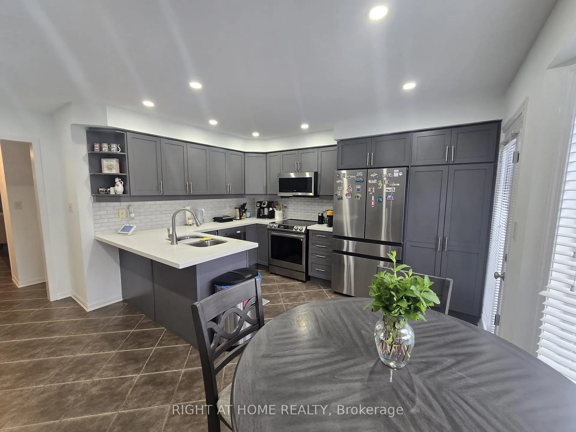 Photo 2 of 675 Hood Terrace, Milton, Coates — HOMEH