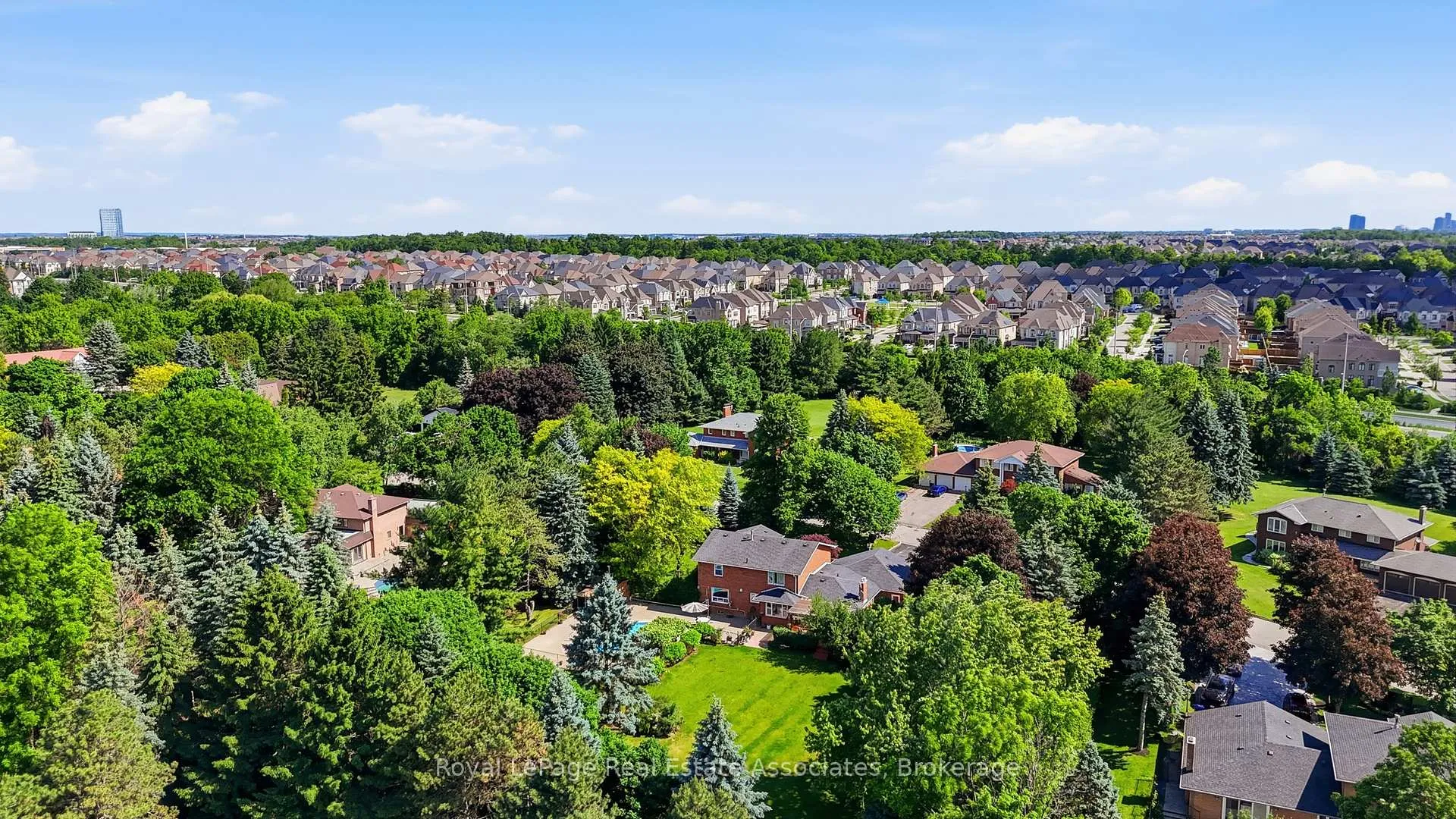Photo 8 of 5 Huttonville Drive, Brampton, Huttonville — HOMEH