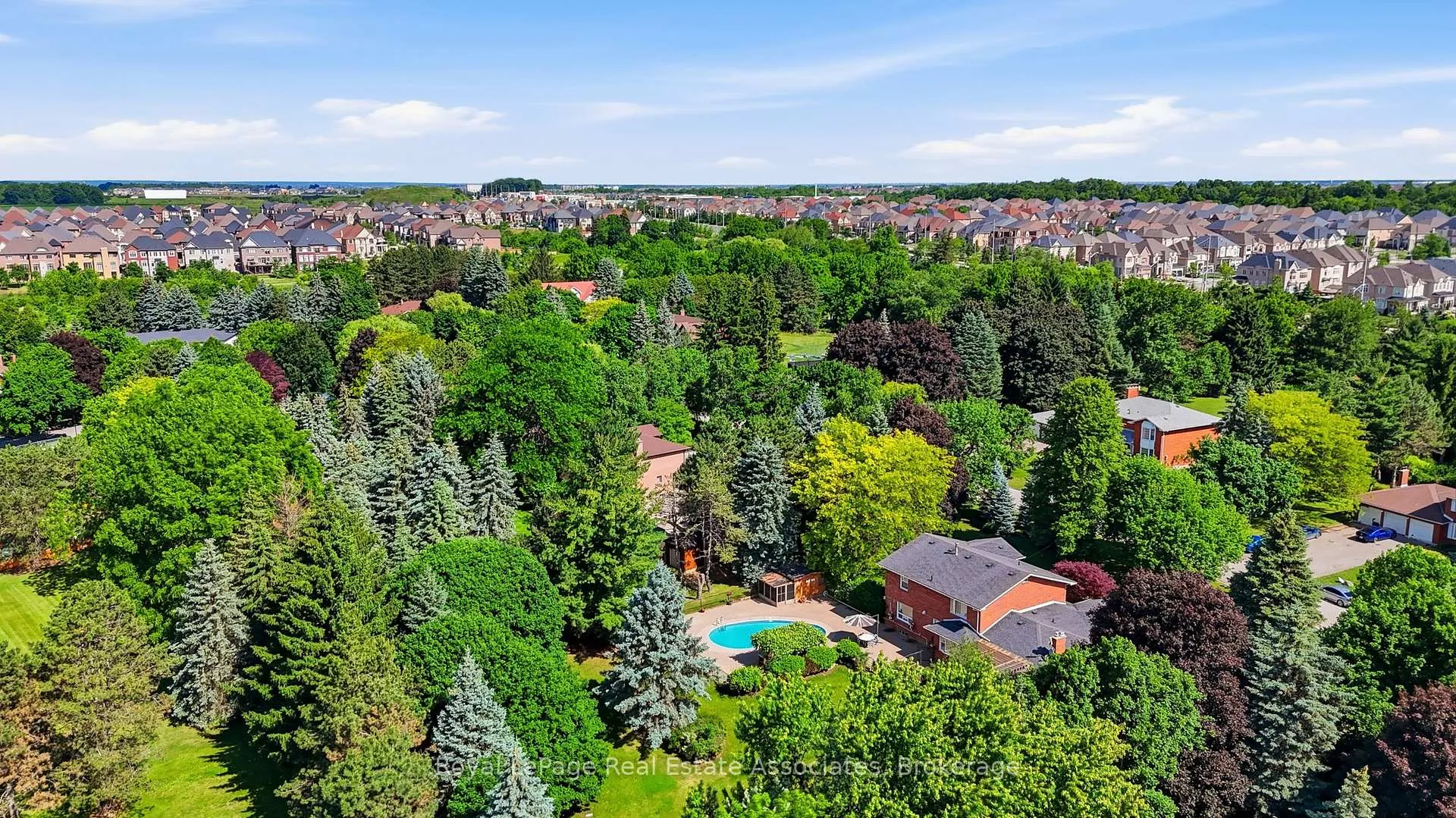Photo 9 of 5 Huttonville Drive, Brampton, Huttonville — HOMEH