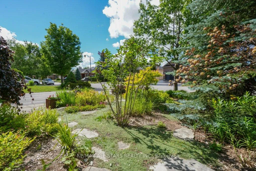 Photo 3 of 32 Oakside Drive, Uxbridge — HOMEH