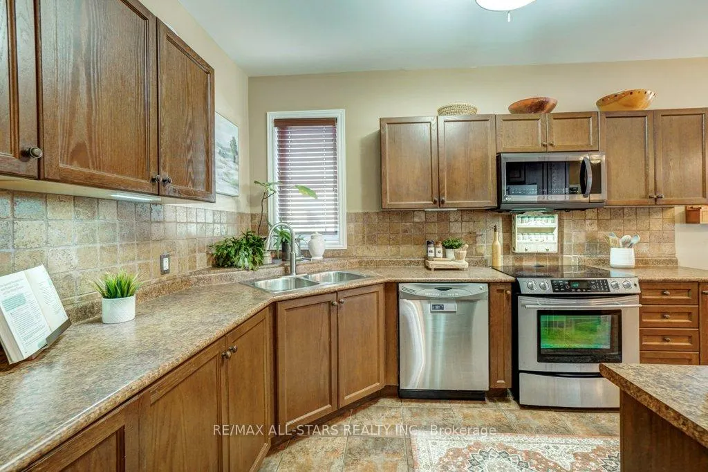 Photo 9 of 32 Oakside Drive, Uxbridge — HOMEH