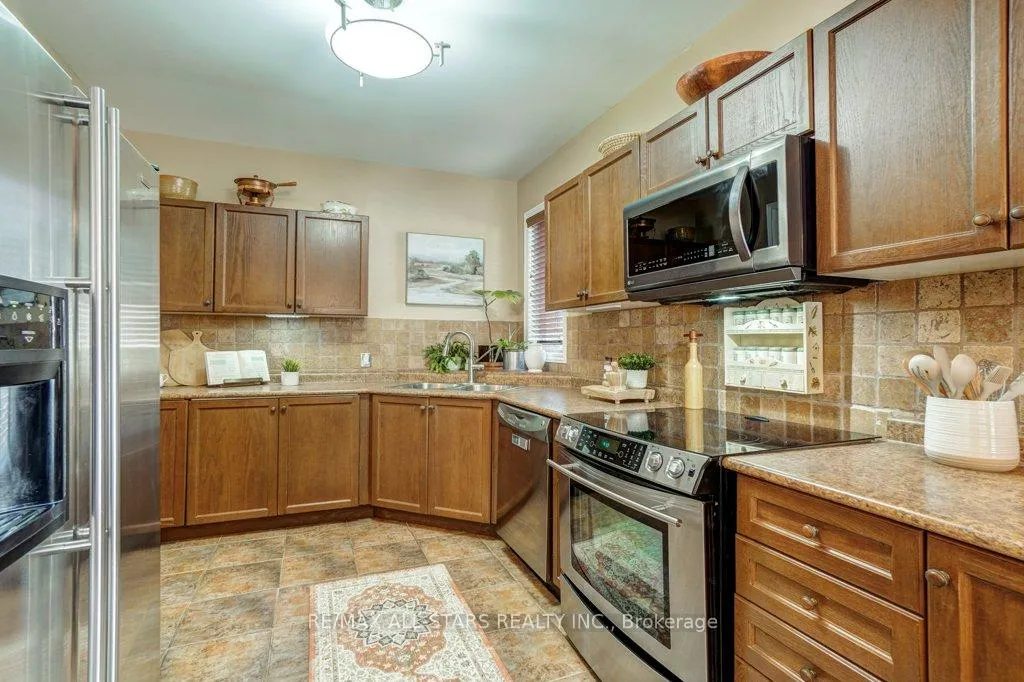 Photo 10 of 32 Oakside Drive, Uxbridge — HOMEH