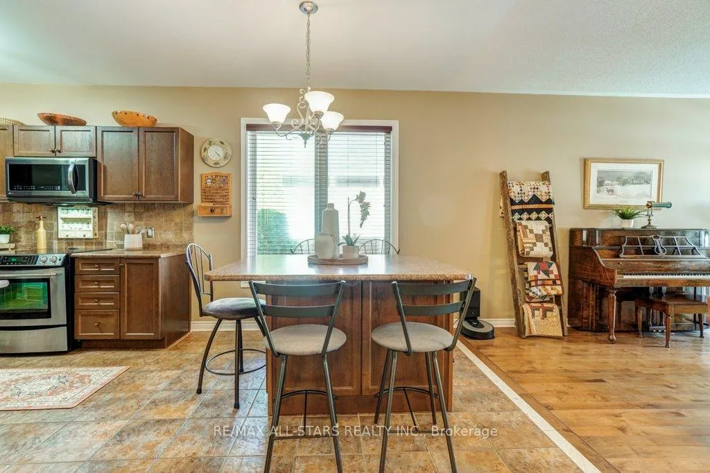 Photo 14 of 32 Oakside Drive, Uxbridge — HOMEH
