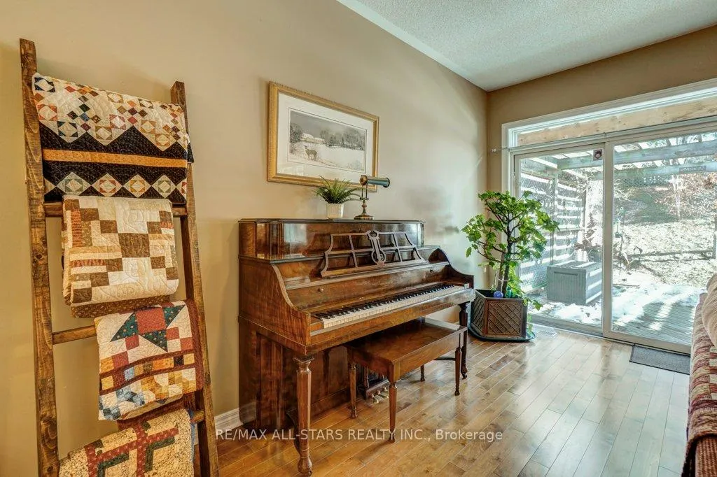 Photo 15 of 32 Oakside Drive, Uxbridge — HOMEH