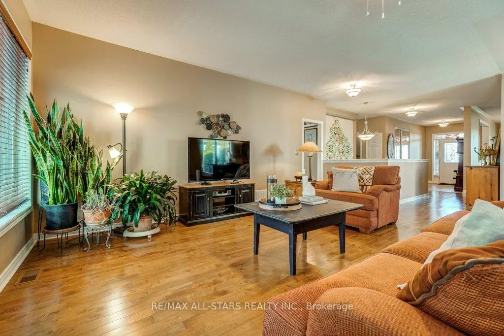 Photo 16 of 32 Oakside Drive, Uxbridge — HOMEH