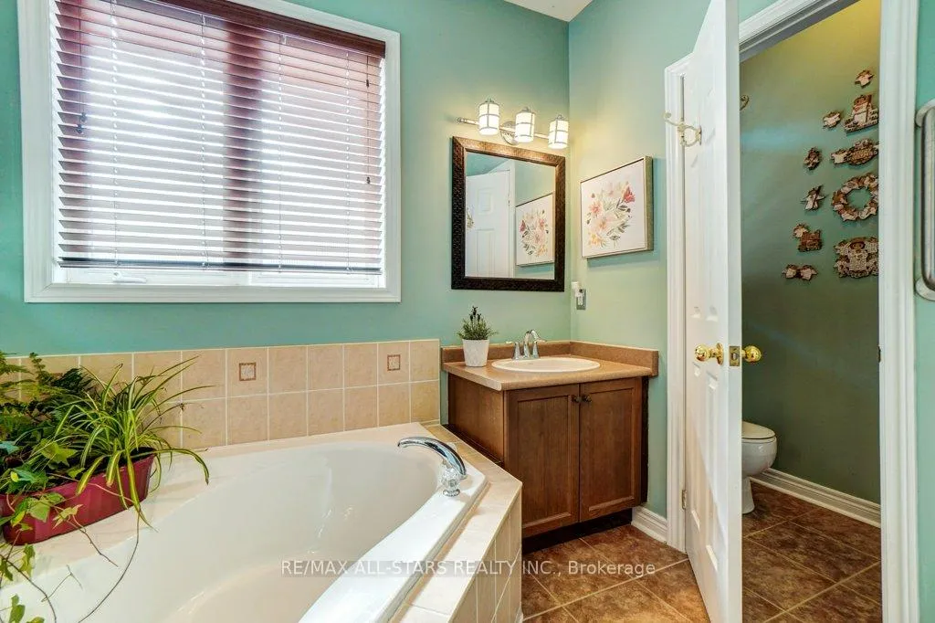 Photo 23 of 32 Oakside Drive, Uxbridge — HOMEH