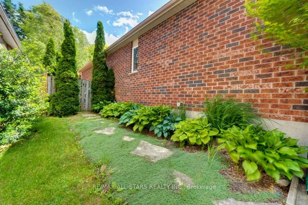 Photo 45 of 32 Oakside Drive, Uxbridge — HOMEH