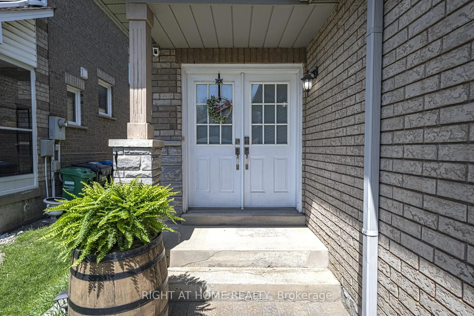 Photo 3 of 604 Summer Park Crescent, Mississauga, Fairview — HOMEH