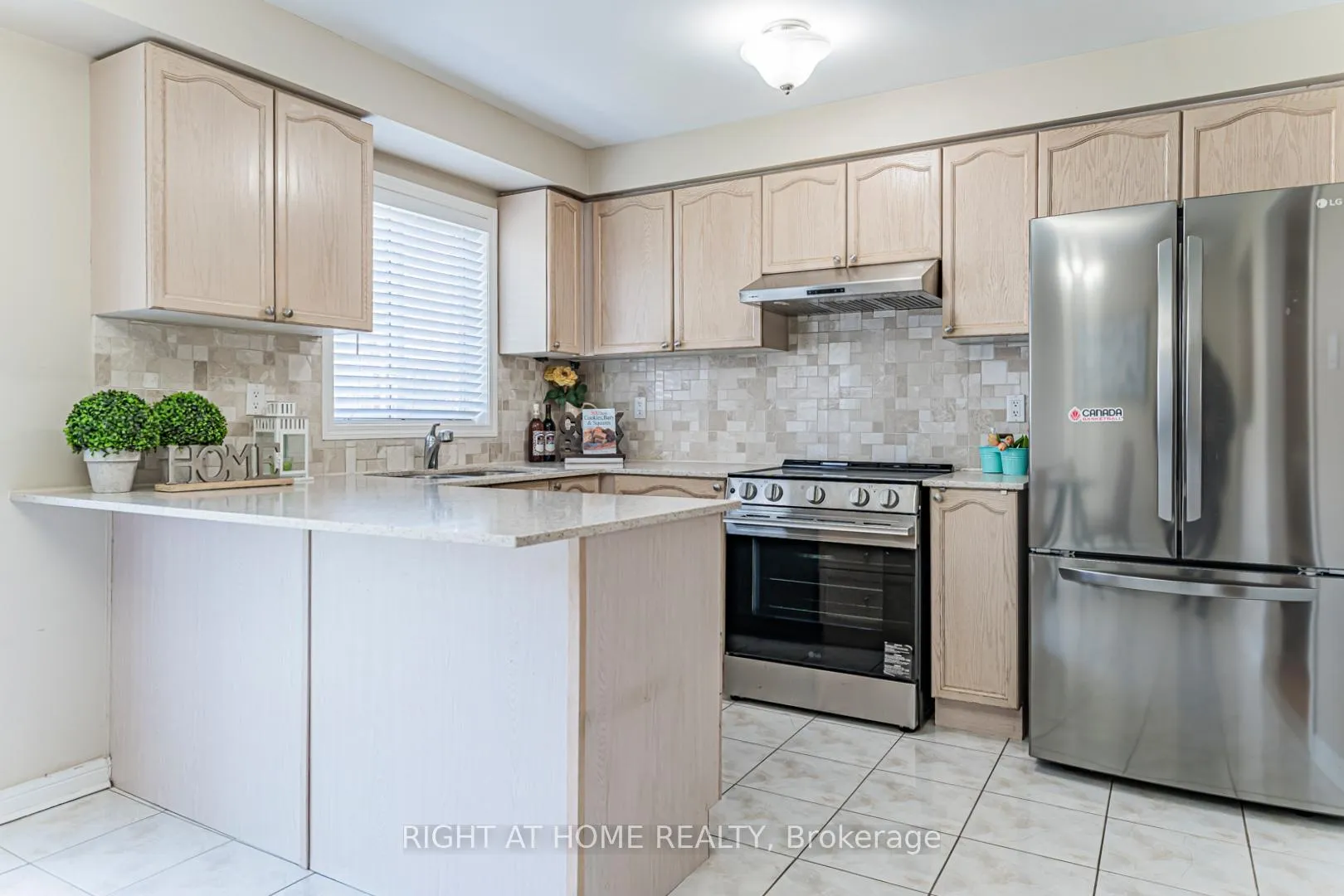Photo 10 of 604 Summer Park Crescent, Mississauga, Fairview — HOMEH