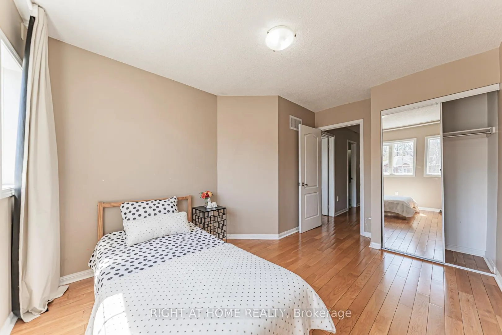 Photo 21 of 604 Summer Park Crescent, Mississauga, Fairview — HOMEH