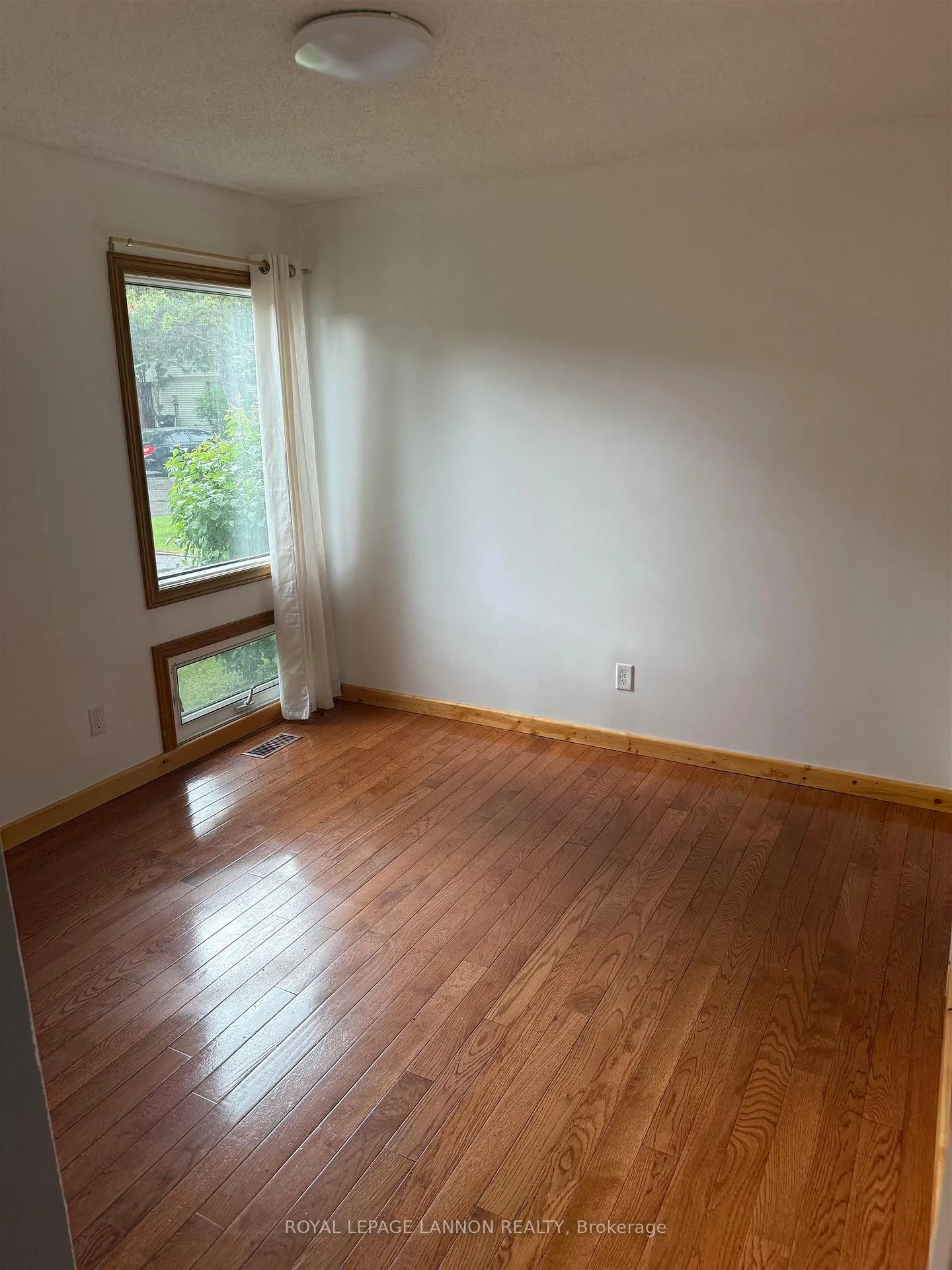 Photo 3 of 206 Varsity Place, Thunder Bay, Academy Heights — HOMEH