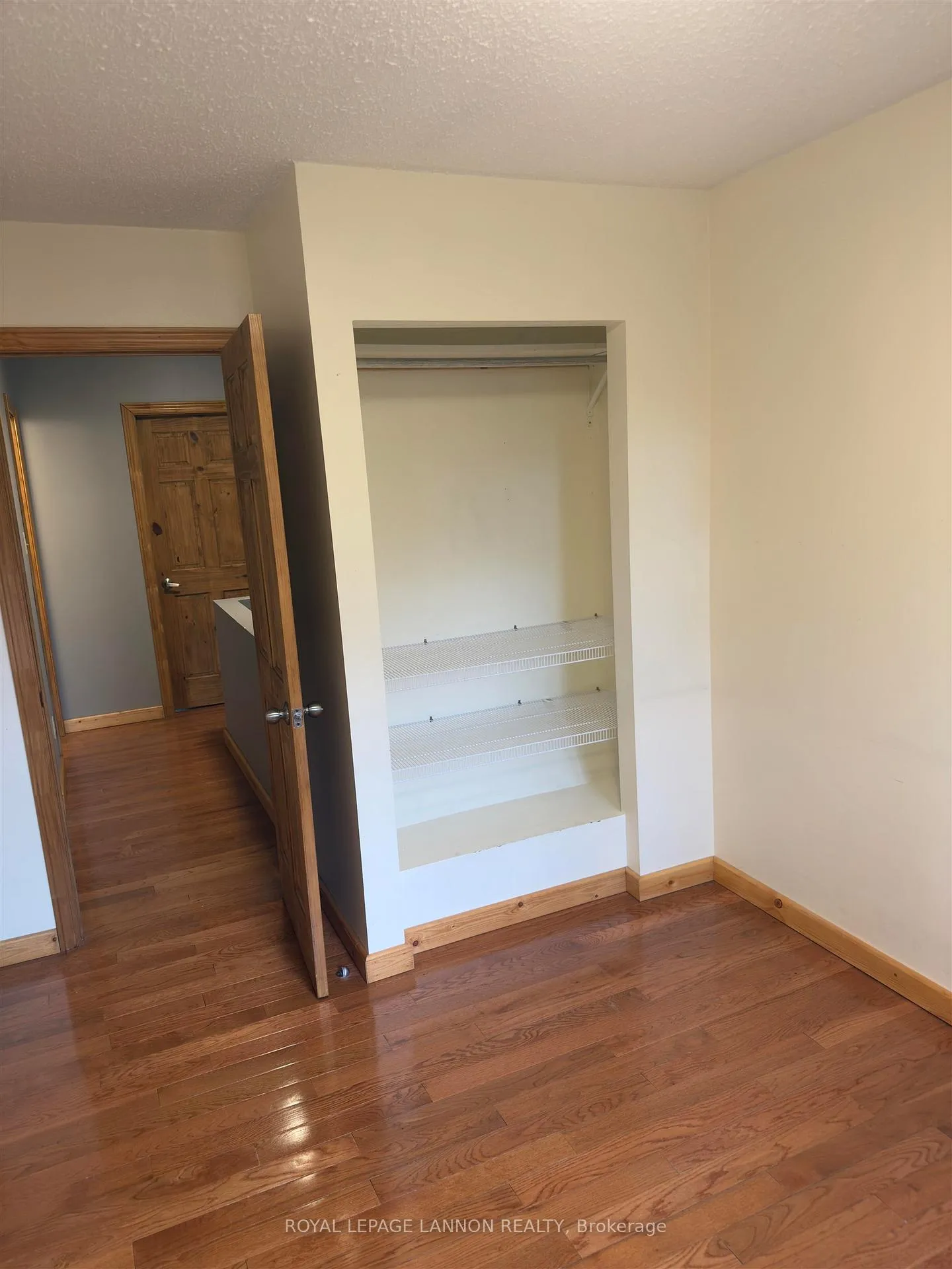 Photo 11 of 206 Varsity Place, Thunder Bay, Academy Heights — HOMEH