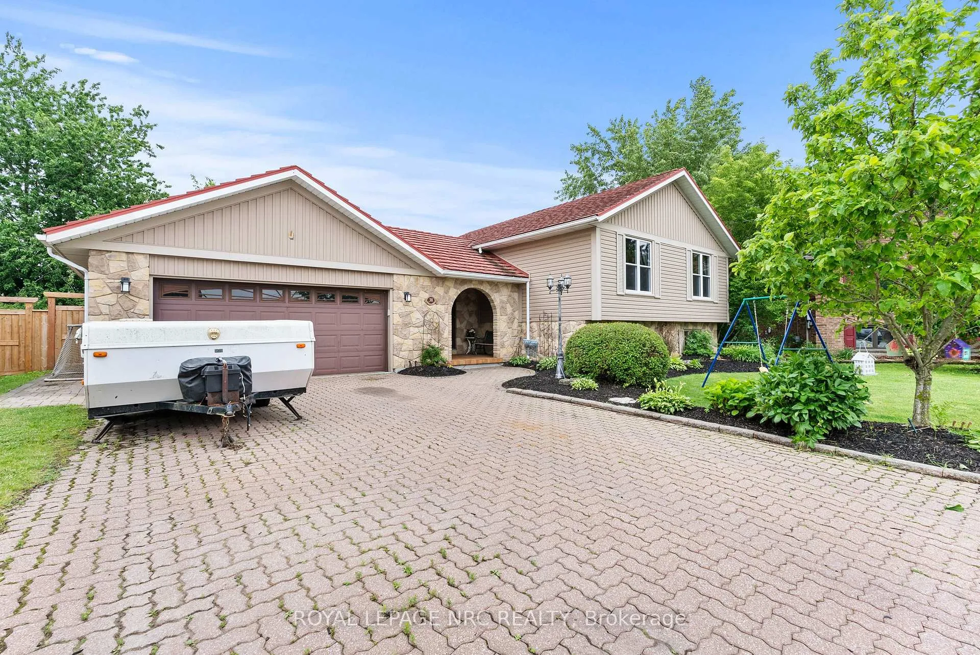 Photo 3 of 38 Killins Street, West Lincoln, Smithville — HOMEH