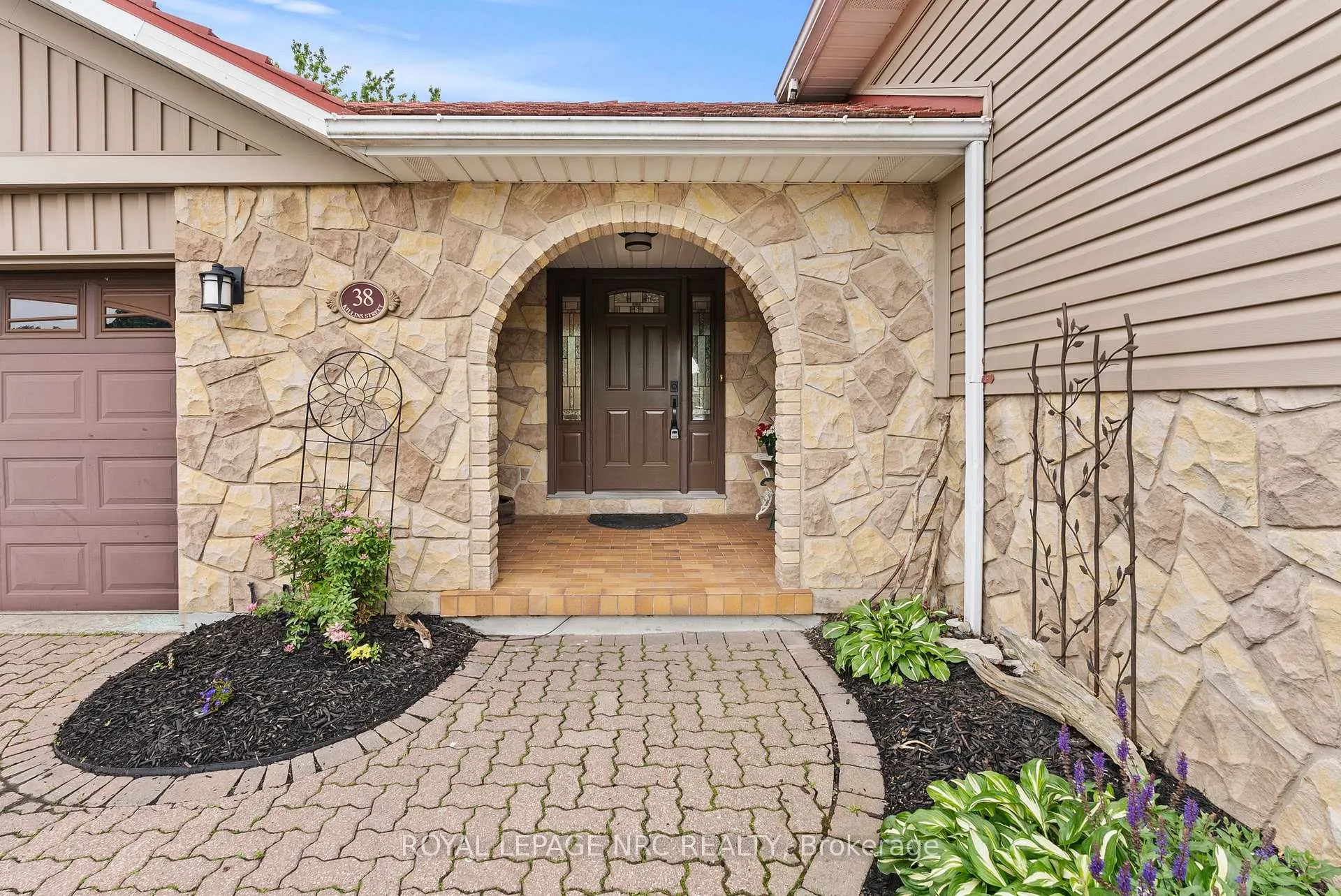 Photo 15 of 38 Killins Street, West Lincoln, Smithville — HOMEH