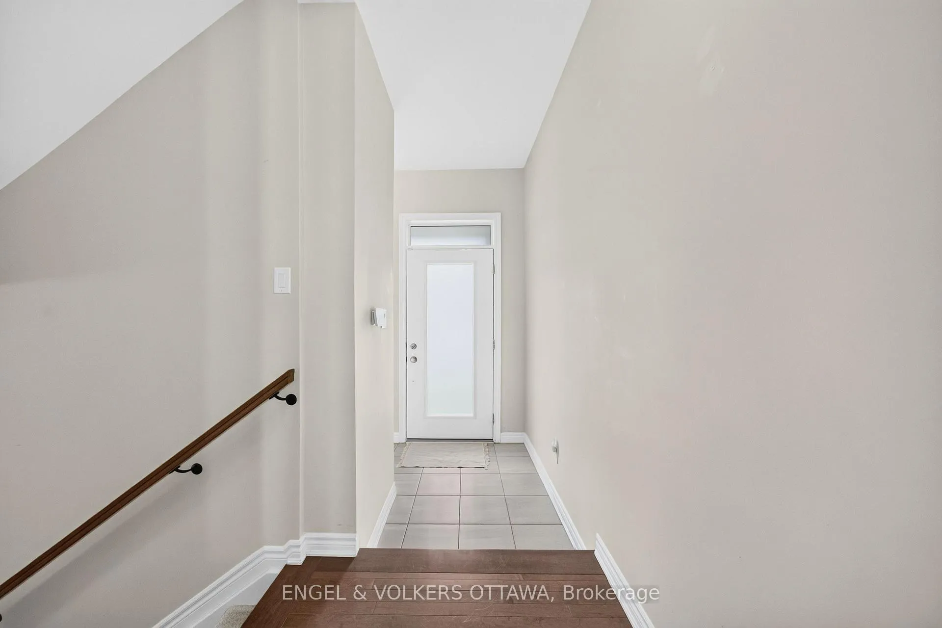 Photo 3 of 33 Focality Crescent, Ottawa, Barrhaven - Half Moon Bay — HOMEH