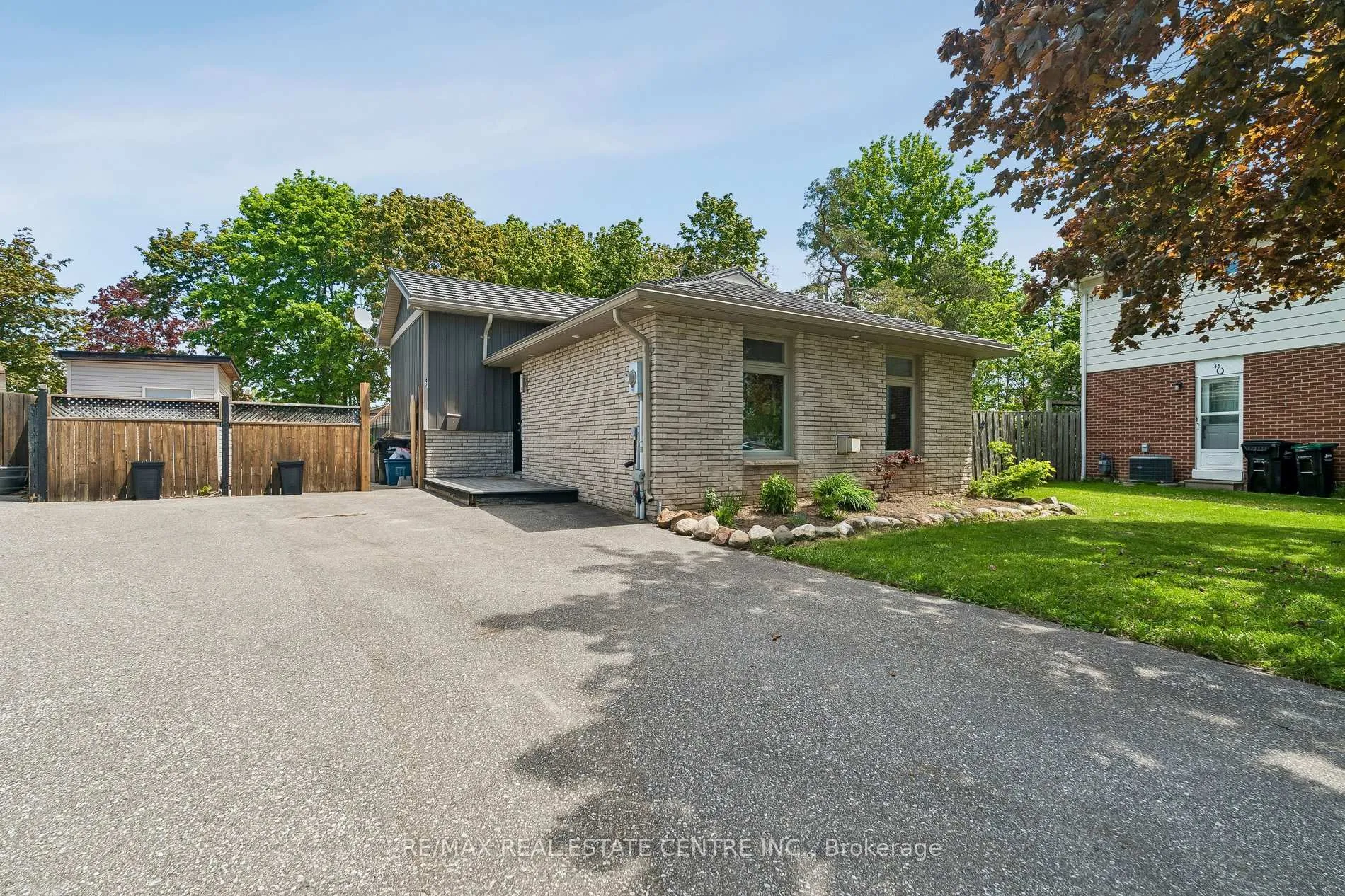 Photo 2 of 47 Christie Crescent, Barrie, Letitia Heights — HOMEH
