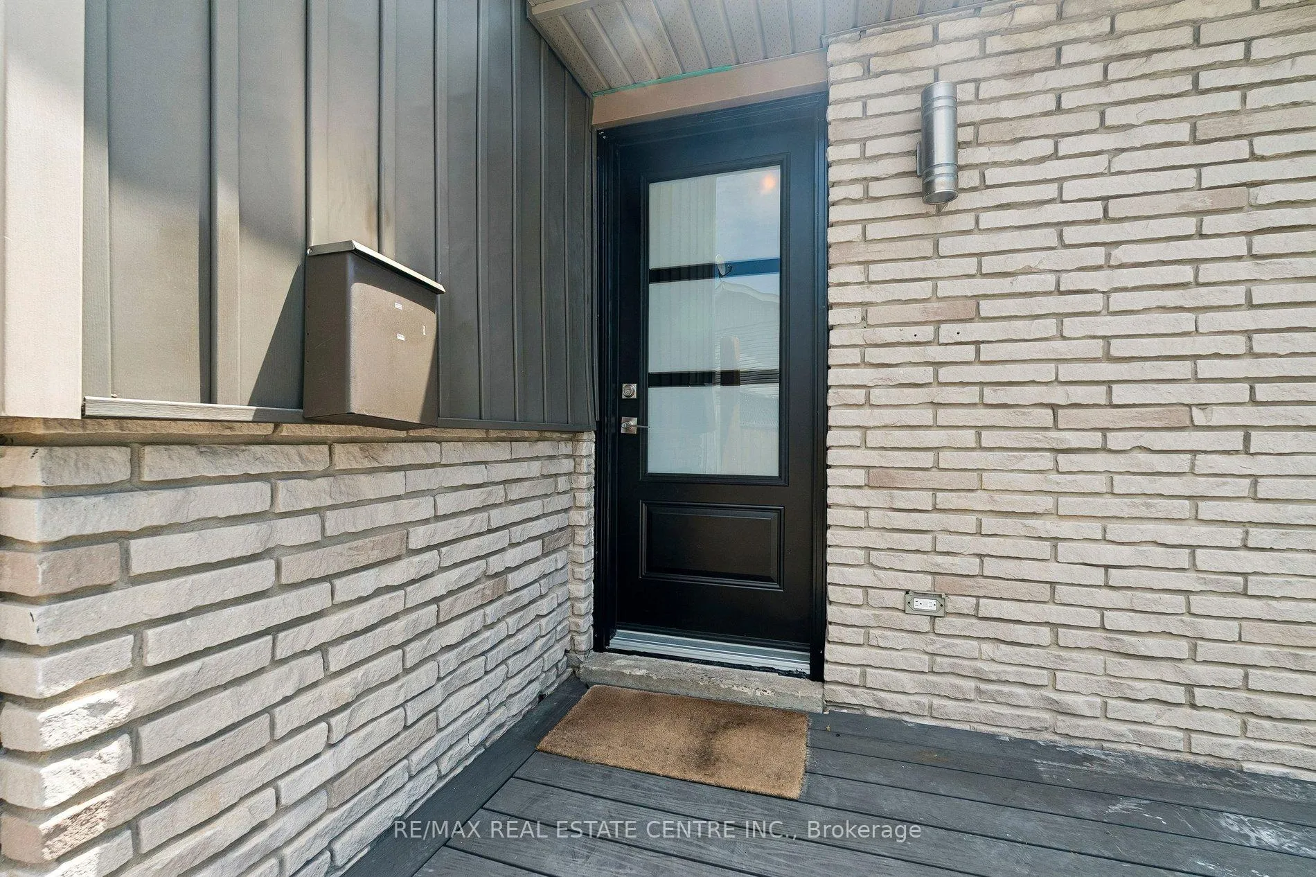 Photo 3 of 47 Christie Crescent, Barrie, Letitia Heights — HOMEH