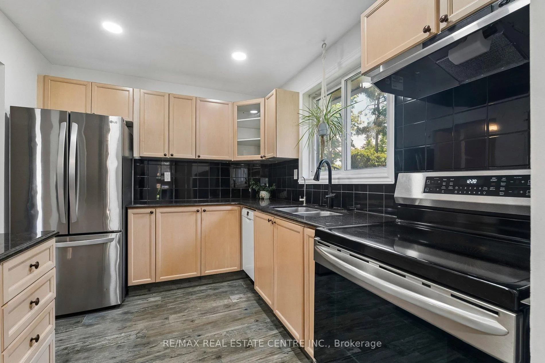 Photo 13 of 47 Christie Crescent, Barrie, Letitia Heights — HOMEH