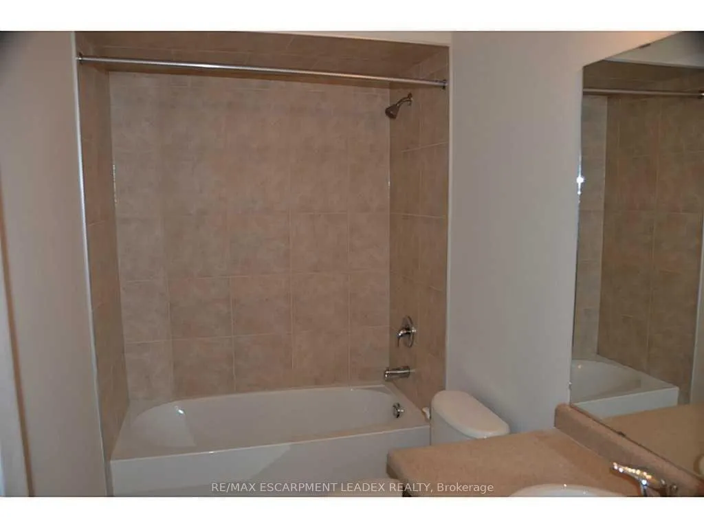 Photo 7 of 327 Stonehenge Drive, Hamilton, Meadowlands — HOMEH