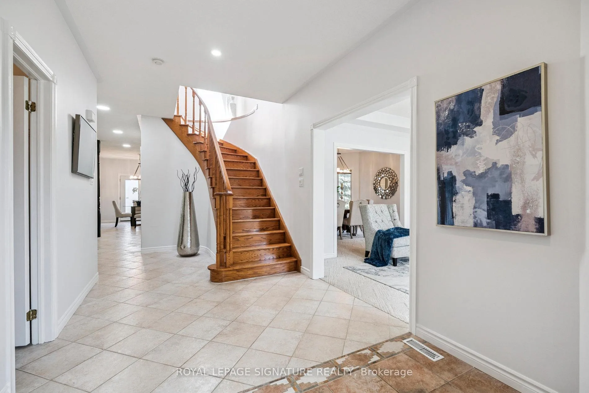 Photo 3 of 12 Mccullough Court, Barrie, South Shore — HOMEH