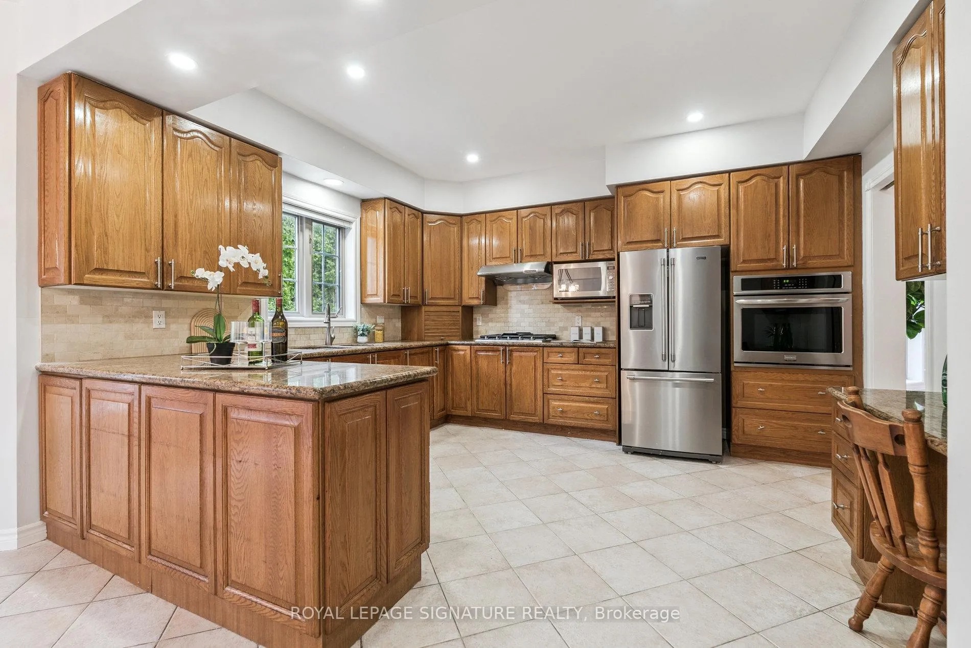 Photo 10 of 12 Mccullough Court, Barrie, South Shore — HOMEH