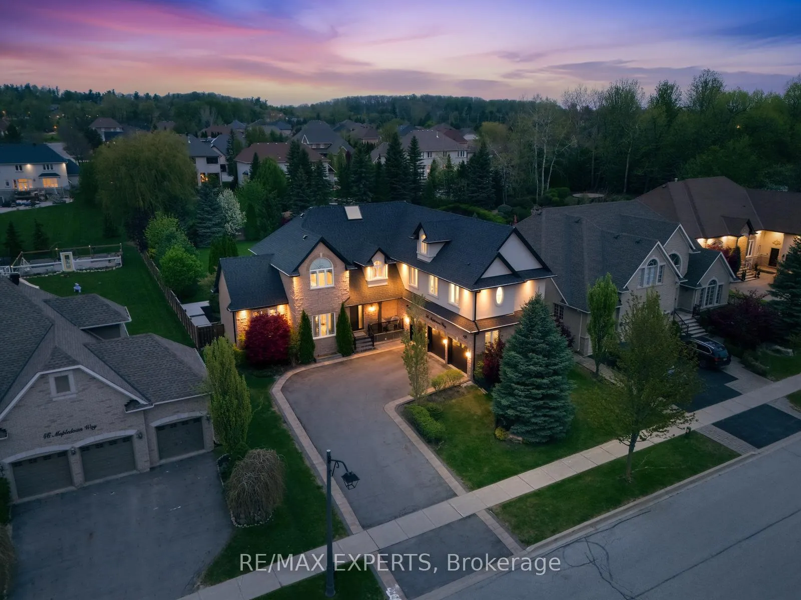 Photo 4 of 56 Mapledown Way, Vaughan, Rural Vaughan — HOMEH
