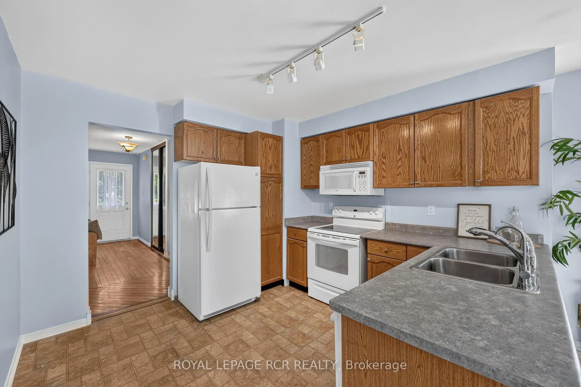 Photo 7 of 480 College Avenue, Orangeville — HOMEH
