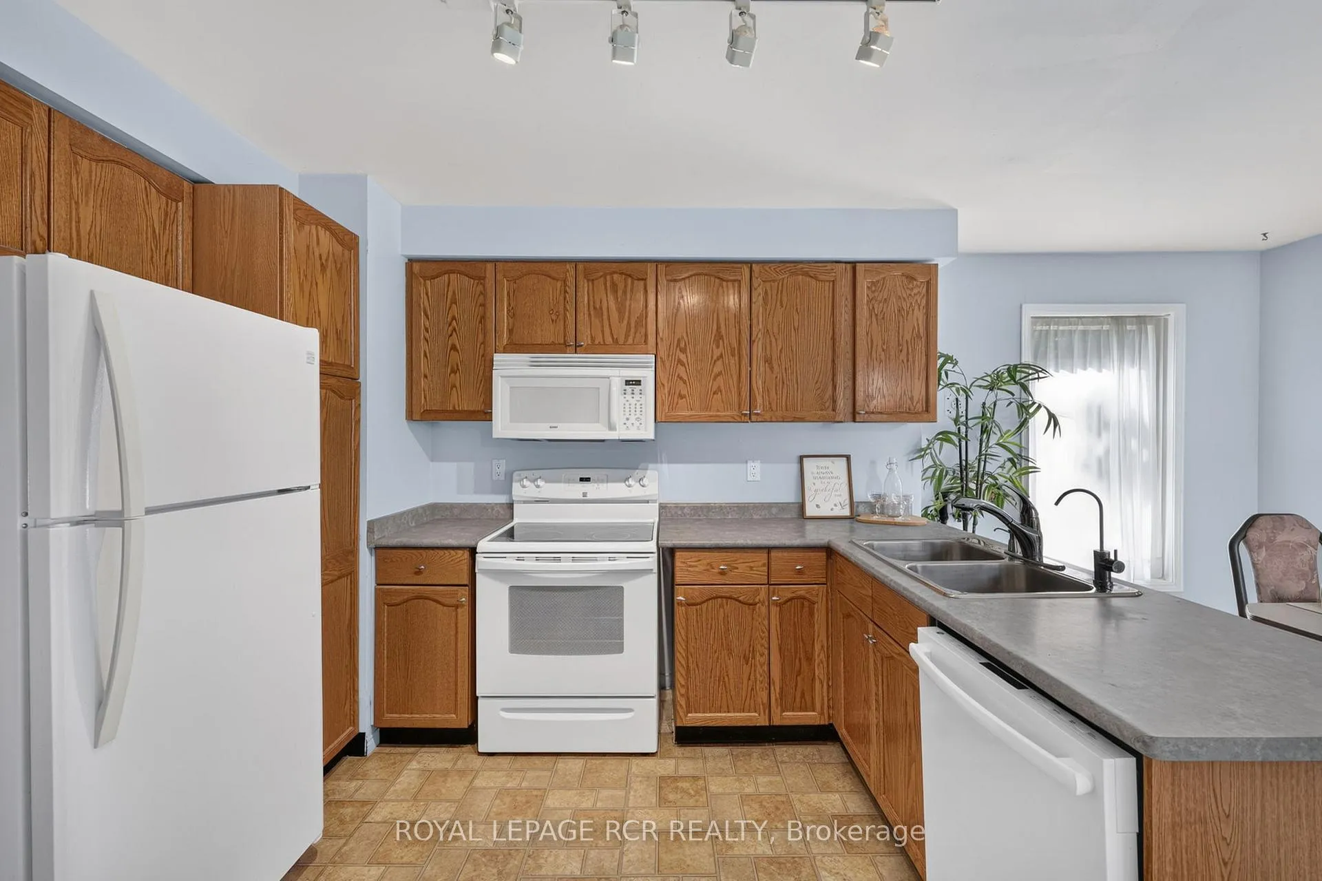 Photo 8 of 480 College Avenue, Orangeville — HOMEH