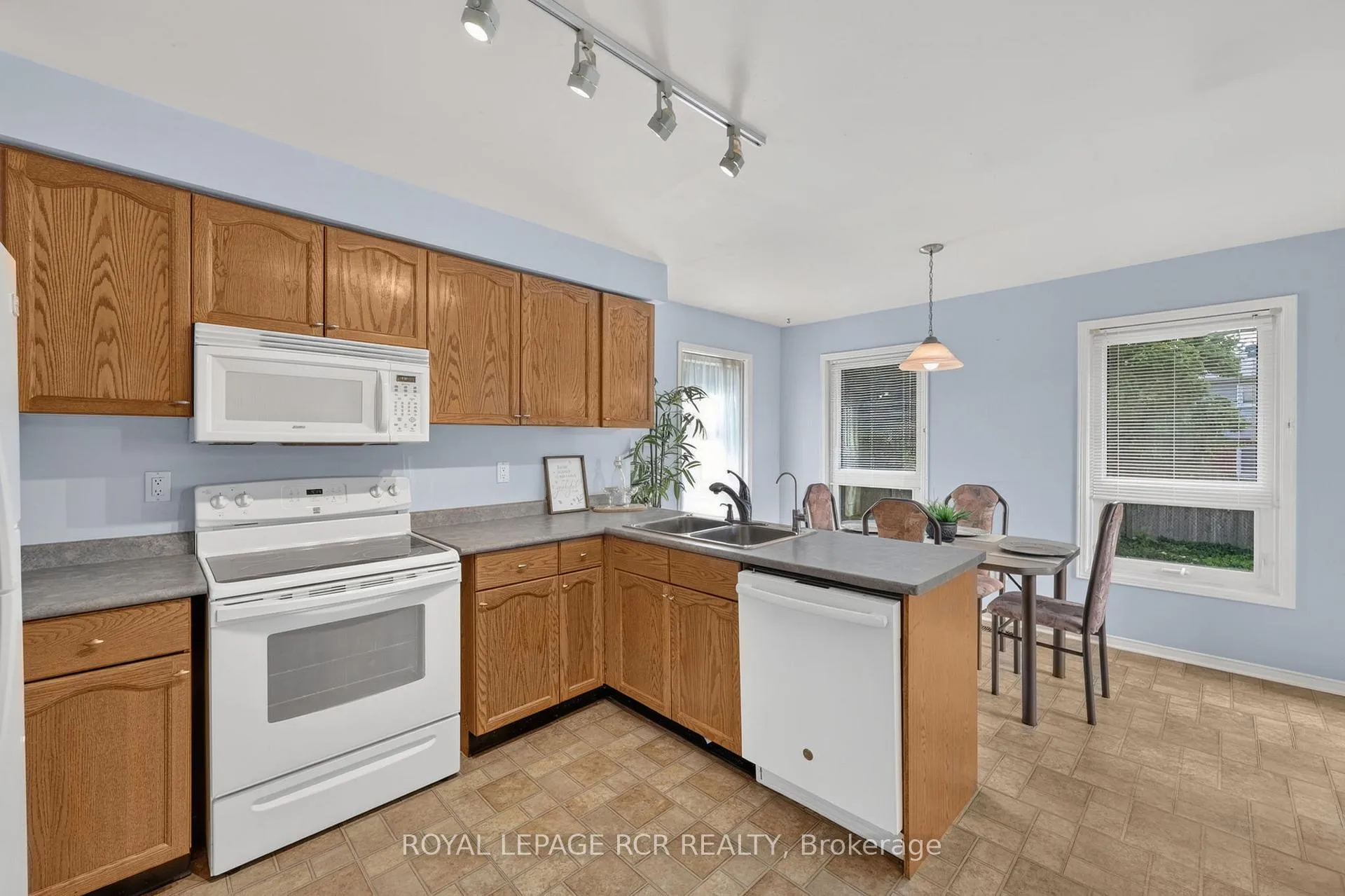 Photo 9 of 480 College Avenue, Orangeville — HOMEH