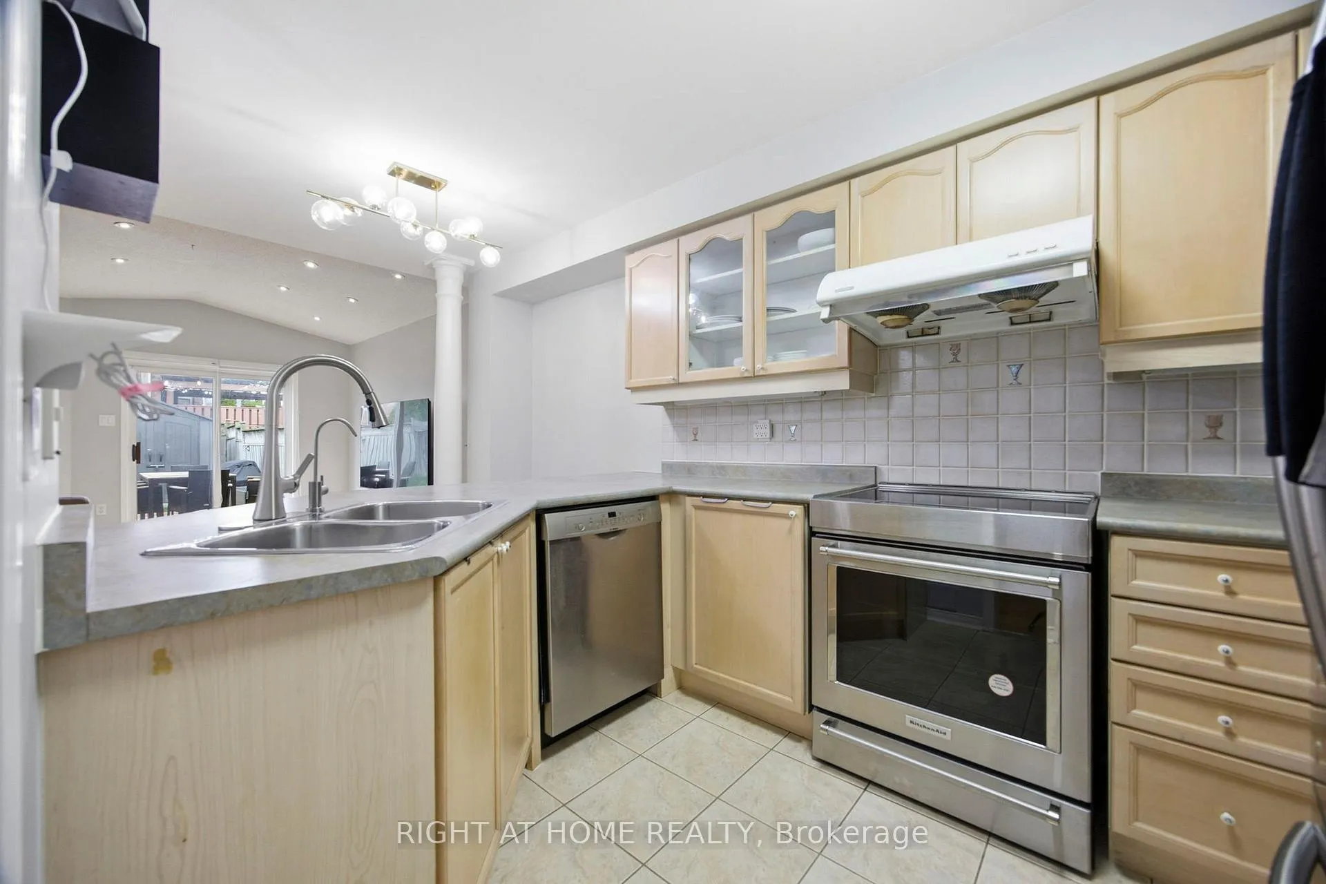 Photo 3 of 1064 Pepperidge Cross, Mississauga, Meadowvale Village — HOMEH